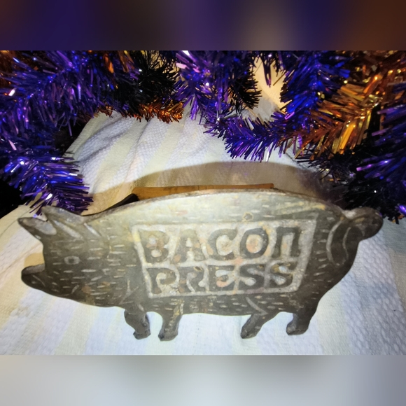 Cast Iron Pig Wooden Handle Bacon Press - Picture 2 of 6